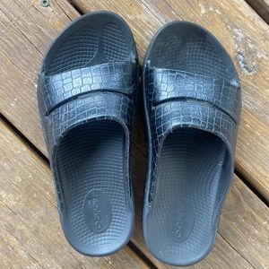 Women's OOFOS Black size 7 GUC